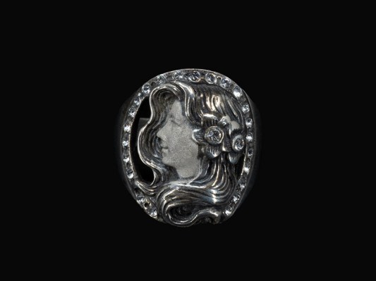 ring-met-vrouw-voorkant